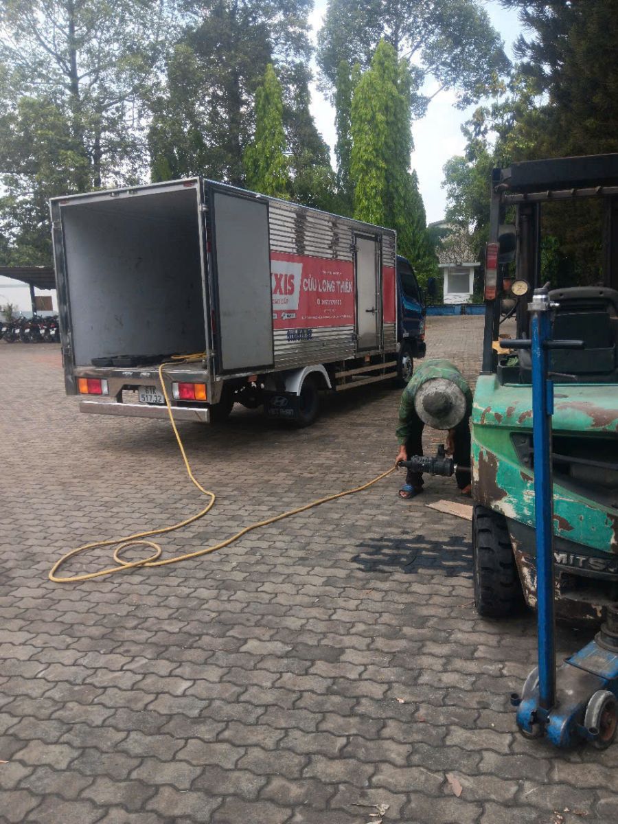 Gọi vá lốp ô tô lưu động Bình Dương – Phục vụ tận nơi trong mưa, nắng